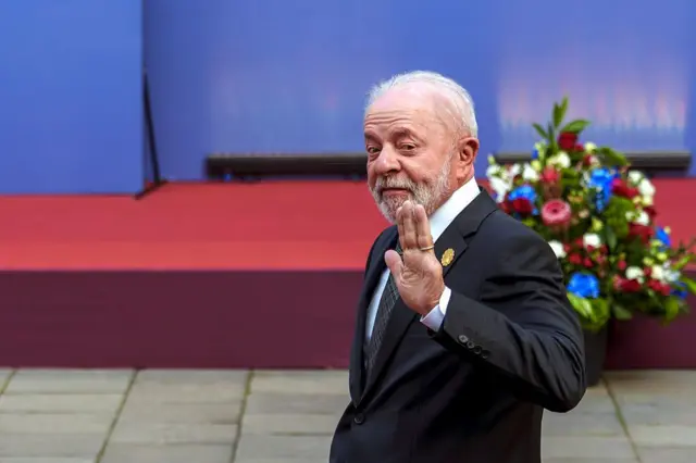 Presidente Lula acenando