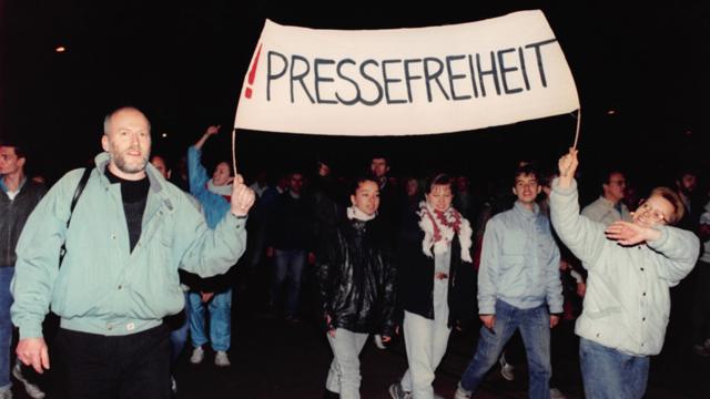1989年10月16日，莱比锡示威，横幅上书“新闻自由”