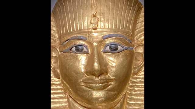 قناع آمون إم أوبت الذهبي مصنوع من طبقة رقيقة من الذهب، يرجح أنه ابن الملك بسوسنس الأول بالأسرة 21، وكان القدماء المصريون يعتقدون أن القناع الجنائزي المصنوع من الذهب يحافظ على جثث الموتى.