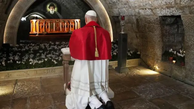 بابا الفاتيكان يجثو أمام ضريح القديس شربل في دير مار مارون بعنايا