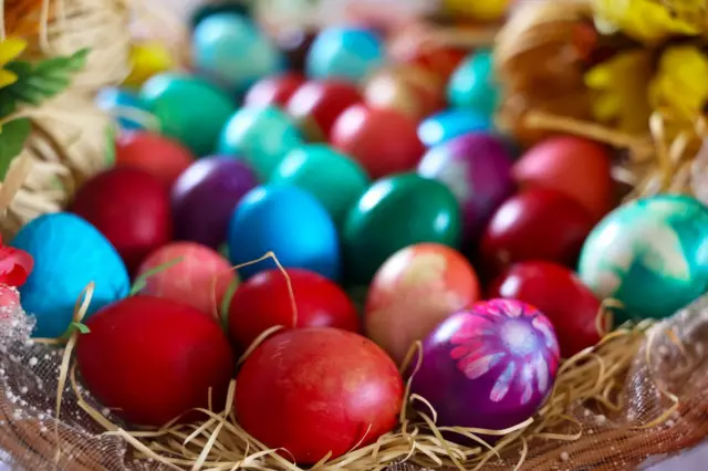 Jaja različitih boja u drvenoj korpici