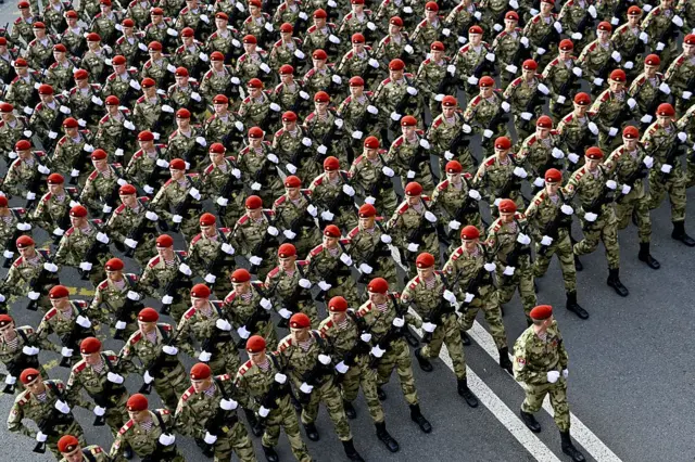 Militares russos durante ensaio geral do desfile militar do Dia da Vitória