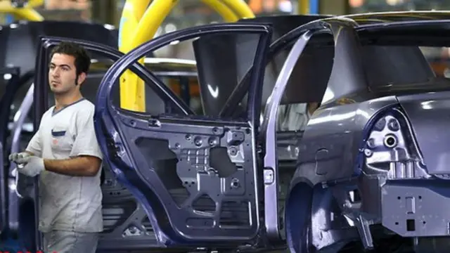 در هفته‌های اخیر قیمت خودرو در بازار ایران افزایش یافته تا جایی که اختلاف قیمت خودرو در کارخانه با بازار آزاد در بعضی خودروها به چند ده میلیون تومان هم رسیده است