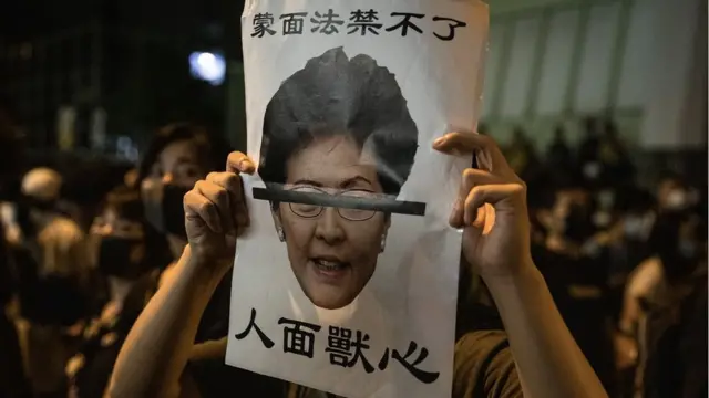 多名出席對話會的市民批評林鄭月娥的對話會是"作秀"，並沒有真正聆聽公眾的想法。