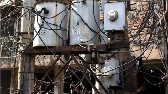 বিদ্যুতের ট্রান্সফর্মার।