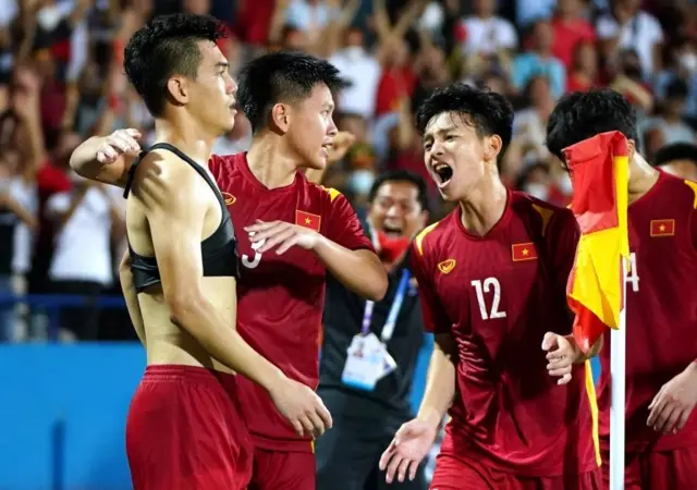 Tiến Linh cởi áo mừng bàn thắng