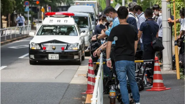 지난 17일 아베 총리가 입원한 것으로 알려진 도쿄 게이오대병원 앞에 취재진이 진을 치고 있다