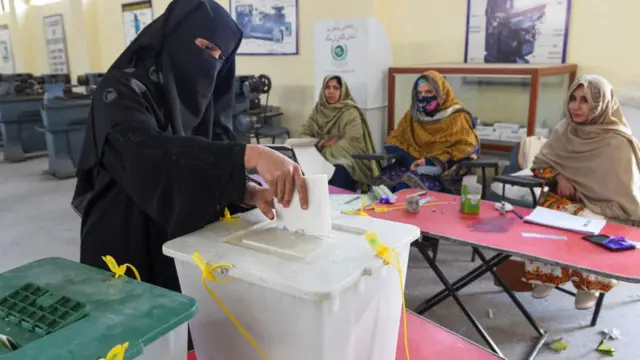 পাকিস্তানে নির্বাচনে ভোট দিচ্ছেন একজন ভোটার