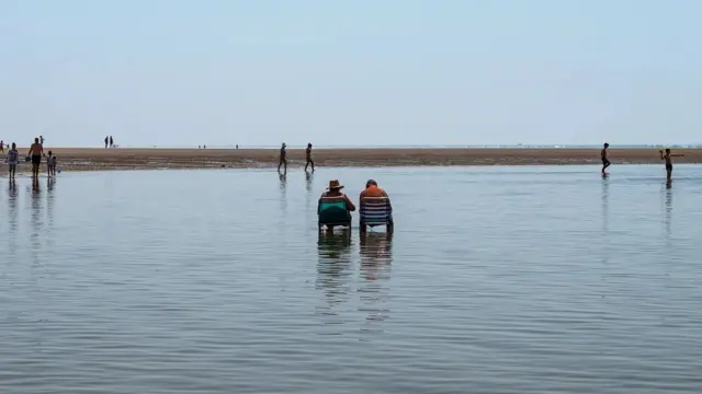 Duas cadeirasonabet quanto tempo demora para cair na contapraia no meio da água