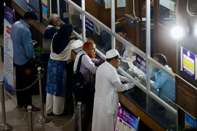 একটি ব্যাংকের ভেতরের কার্যক্রমের দৃশ্য