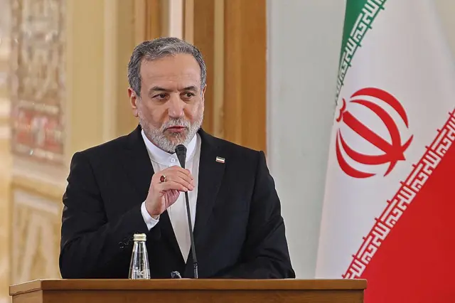 Menteri Luar Negeri Iran Abbas Araghchi menghadiri konferensi pers bersama dengan Menteri Luar Negeri Irak Fuad Hussein, di Teheran pada 18 Januari 2026.