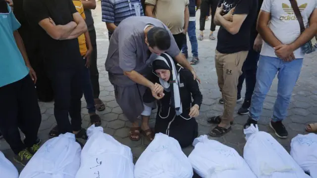 গাজায় স্বজনদের লাশের সারির সামনে ফিলিস্তিনিদের আর্তনাদ