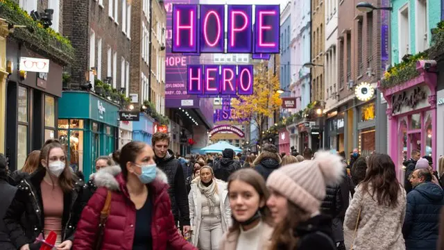 آلمان قصد دارد مغازه ها را از روز چهارشنبه تعطیل کند اما در بریتانیا مغازه ها برای خرید کریسمس باز هستند