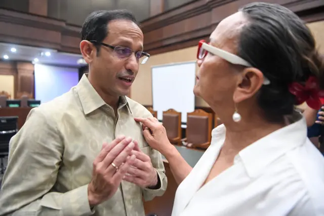 Terdakwa kasus dugaan korupsi pengadaan Chromebook dalam program digitalisasi pendidikan di Kemendikbudristek, Nadiem Anwar Makarim (kiri) berbincang dengan aktris Christine Hakim (kanan) saat jeda sidang di Pengadilan Tipikor, Jakarta, Selasa (23/06). 