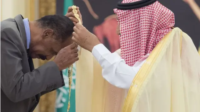 Lokacin da Sarkin Saudiyya Salman bin Abdulaziz Al Saud yake sa wa shugaban kasar Eritrea Isaias Afwerki sarka.