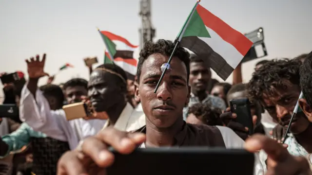 Ndị Sudan na-eche ntuliaka dịka ndị agha ala ha chụdachara onyeisiala ha. Nwoke a tu ọkọlọtọ na-eche osote onyeisi kaụnsụl ndị agha na-ahazi inyeghachi ọchịchị n'aka ndị nkịtị n'ọgbakọ ndọrọndọọ e hiwere na Khartoum ụbọchị Juun 22, 2019