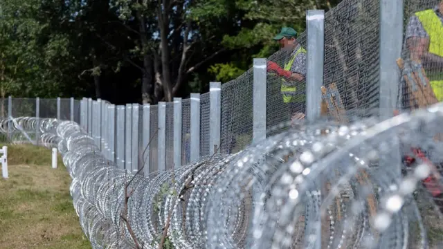 Macaristan-Sırbistan sınırındaki dikenli teller