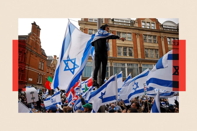 Waandamanaji wakiwa na bendera za Israel waandamana kuunga mkono Israel nje ya Ubalozi wa Israel katikati mwa London
