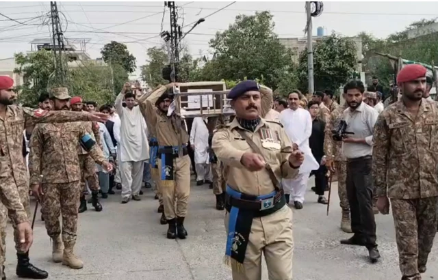 ہیلی کاپٹر حادثے میں ہلاک ہونے والے کرنل امجد لطیف کی نماز جنازہ گوجرانوالہ میں ادا کر دی گئی۔