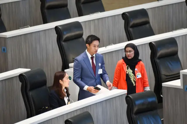 สว. กลุ่มพันธุ์ใหม่ (จากซ้ายไปขวา) มณีรัฐ เขมะวงศ์, นรเศรษฐ์ ปรัชญากร, อังคณา นีละไพจิตร หารือกันกลางห้องประชุมวุฒิสภา