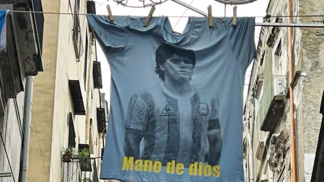 Maradona sẽ mãi gắn liền với những tranh cãi xung quanh trận đấu năm 1986 với đội tuyển Anh