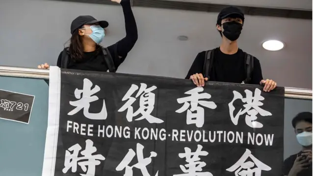 有示威者举起标语表达诉求。