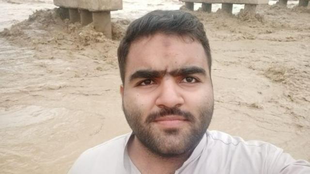 Tariqscore pokerfrente a um rio cheio