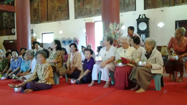 ร่วมทำบุญกับคนอื่น