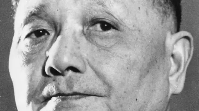 1989年11月，中国“改革开放总设计师”邓小平辞去他担任的中央军委主席一职，为中共废除最高领导人职务终身制创下了先例。