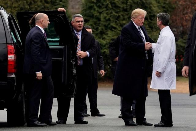 Трамп беседует с врачом после прохождения обследования