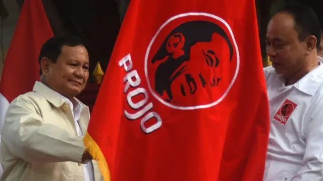 Ketua DPP Projo Budi Arie Setiadi (kanan) menyerahkan bendera relawan Projo kepada Ketua Umum Partai Gerindra Prabowo Subianto (kiri) 