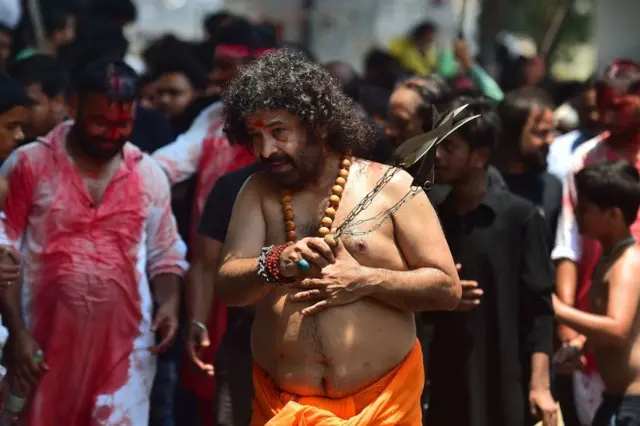 ‌উত্তর প্রদেশের এক মহরমের মিছিলে এক হিন্দু সাধু - প্রতীকী চিত্র