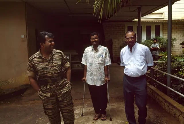 දෙමළ ඊලාම් විමුක්ති කොටි සංවිධානයේ (LTTE) නිර්මාතෘ සහ නායක වේලුපිල්ලේ ප්‍රභාකරන්, වමේ (1954-2009), තමිල් චෙල්වම්, මැද, ඇන්ටන් බාලසිංහම්, දකුණේ, ටයිම් සඟරාවේ වාර්තාකාරිනී අනිතා ප්‍රතාප් සමඟ 1994 නොවැම්බර් 1 වන දින ශ්‍රී ලංකාවේ යාපනයේදී ය. 