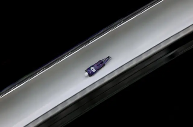 Британский скелетонист Мэтт Уэстон во время заезда на трассе Cortina Sliding Centre