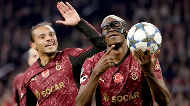 Galatasaraylı Leroy Sane (solda) ve Victor Osimhen (sağda), Şampiyonlar Ligi'nde Ajax'a karşı oynanan maçta Osimhen'in golünü kutluyor