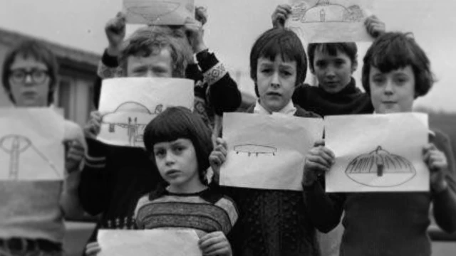 Broad Haven İlkokulu'nda çocuklar çizdikleri UFO resimlerini ellerinde tutup, gösterirken.