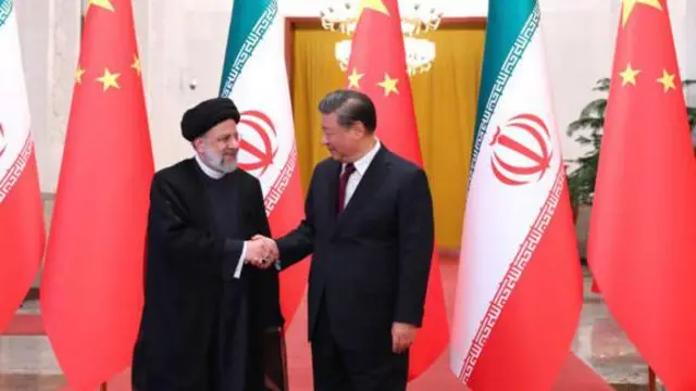 ইরানের প্রেসিডেন্ট ইব্রাহিম রাইসির সঙ্গে চীনা নেতা শি জিনপিং