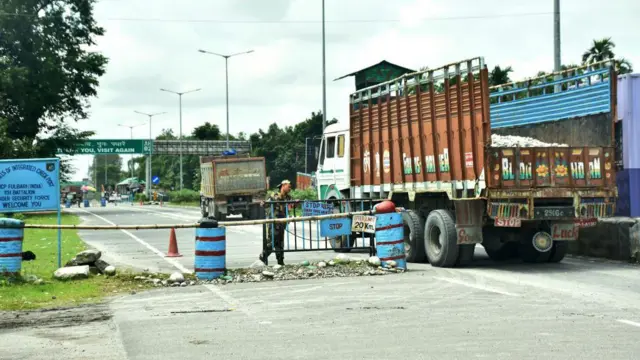 ফুলবাড়ি সীমান্তে একটি ট্রাককে পরীক্ষা করছে বিএসএফ। ৭ অগাস্ট