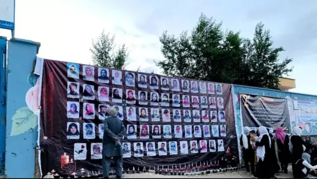 عکس های دانش آموزان بر دیوار مدرسه