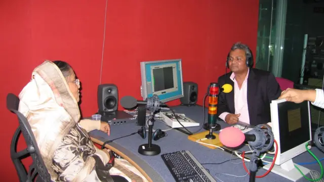 বুশ হাউস রেডিও স্টুডিও, ২০০৭ সাল: বাংলাদেশের তৎকালীন বিরোধী নেত্রী ও আওয়ামী লীগ প্রধান শেখ হাসিনার সাক্ষাৎকার নিচ্ছেন বিবিসি বাংলার সম্পাদক সাবির মুস্তাফা