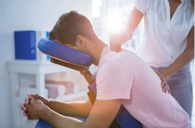 Hombre recibiendo fisioterapia.