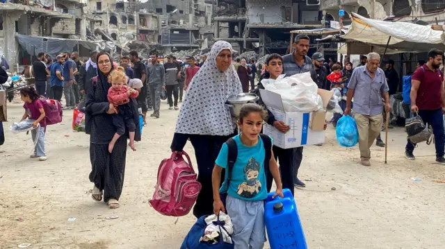 آوارگان فلسطینی در میانه درگیری اسرائیل و حماس بدنبال دستور تخلیه اسرائیل مناطق شمال نوار غزه را ترک می‌کنند. جبالیا ۶ اکتبر ۲۰۲۴