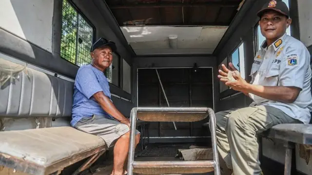 Petugas Satpol PP melakukan razia juru parkir liar di Jakarta, Rabu (15/5/2024).