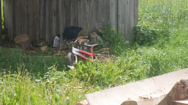 Велосипед біля паркану