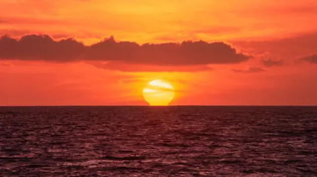 Un atardecer en el océano