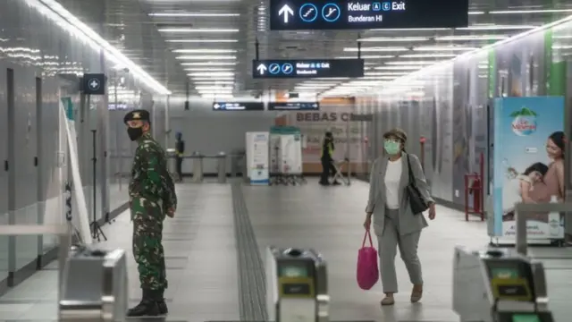 Prajurit TNI AD (kiri) berjaga di Stasiun MRT Bundaran HI, Jakarta, Rabu (27/5/2020)