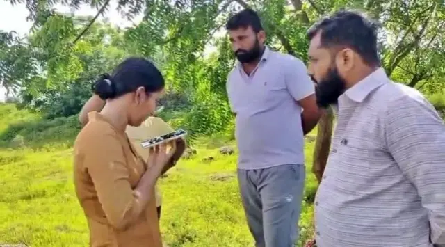 पोलीस अधिकारी अंजना आणि ग्रामस्थ यांच्यात वाद झाला.