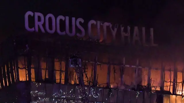 L'auditorium Crocus City Hall réduit en décombres après l'incendie.