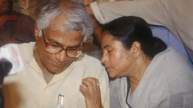 ১৯৯৯ সালে এনডিএ-র আহ্বায়ক জর্জ ফার্নান্ডেজের সঙ্গে তদানীন্তন রেলমন্ত্রী মমতা ব্যানার্জী