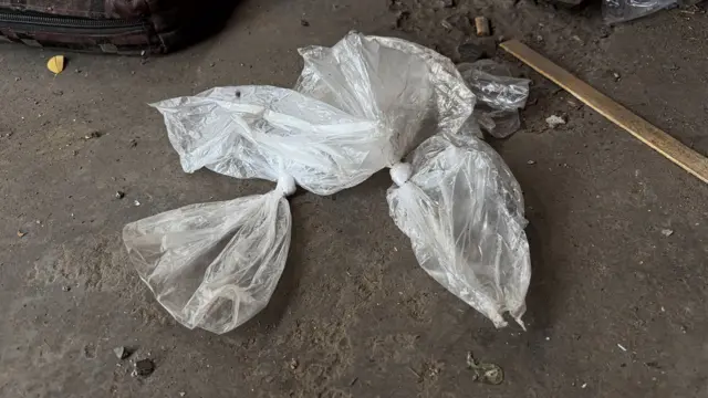 गावठी दारूची पिशवी